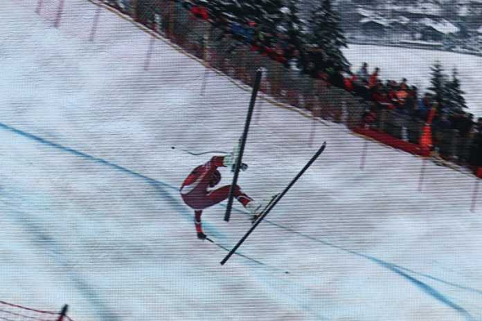 La caduta di Aksel Svindal all'Hausberg catturata dal maxischermo