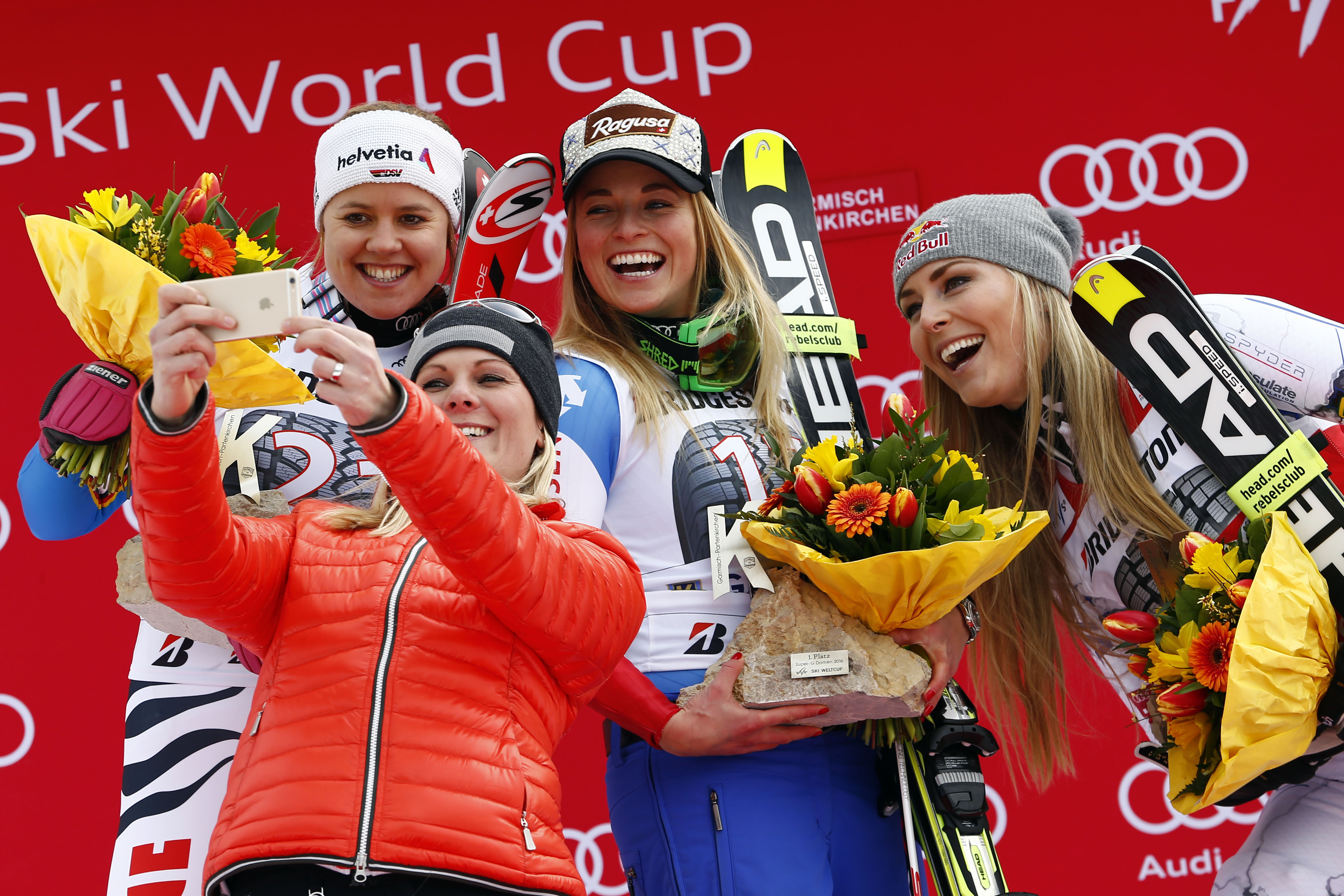 Viktoria Rebensburg, Lara Gut, Lindsey Vonn: il podio del superG di Garmisch-Partenkirchen, selfie con Nicole Hosp @Zoom Agence