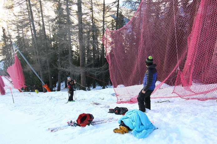 Tecnici intenti a montare le reti di tipo A