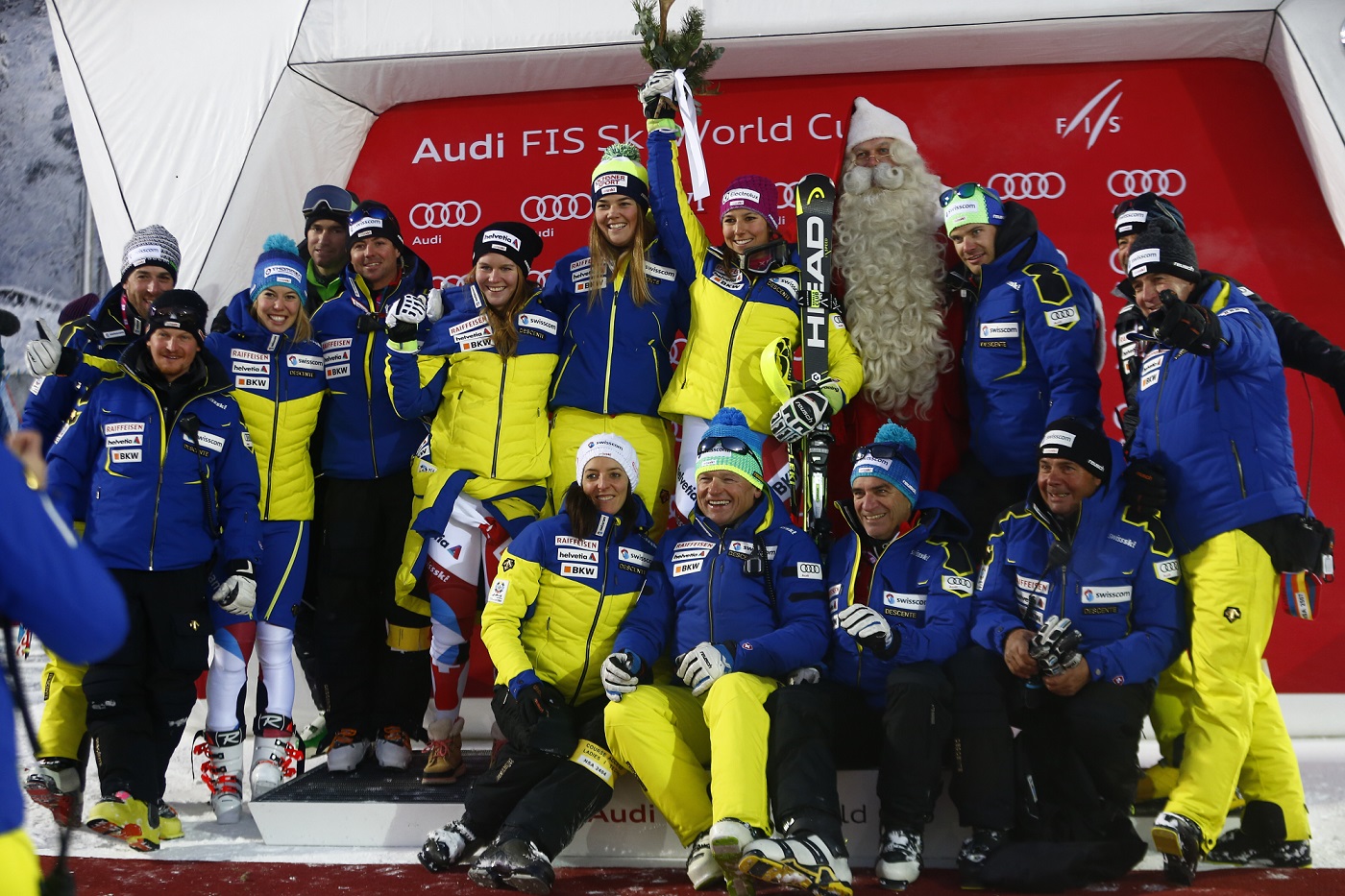 Holdener in festa con il team svizzera a Levi per il podio (@Zoom agence)