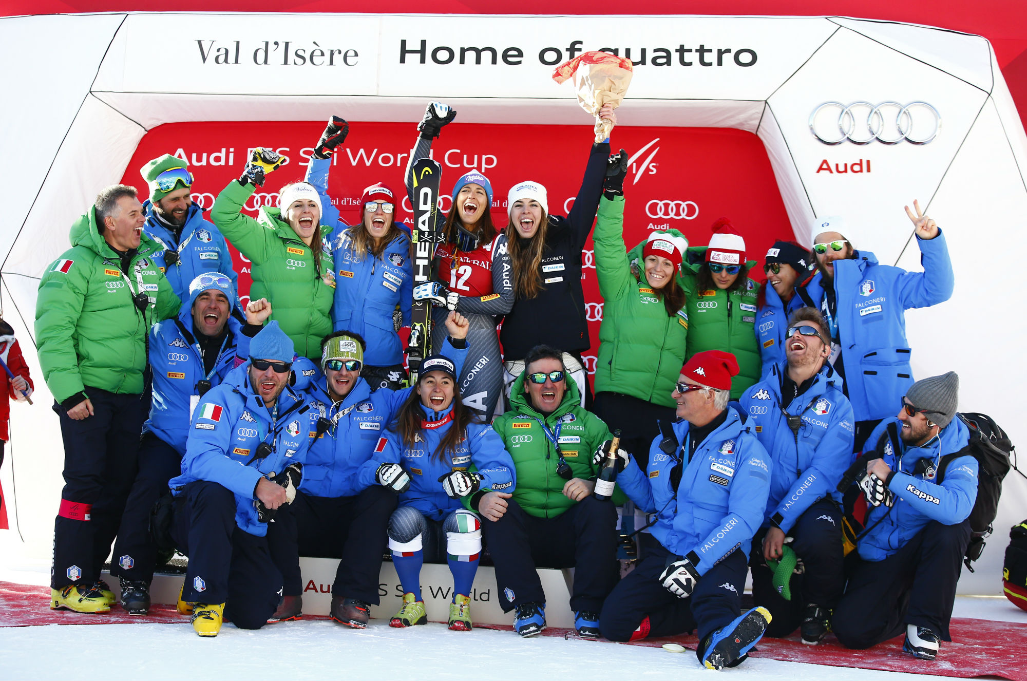 Festa azzurra sul podio in Val d'Isere (@Zoom agence)