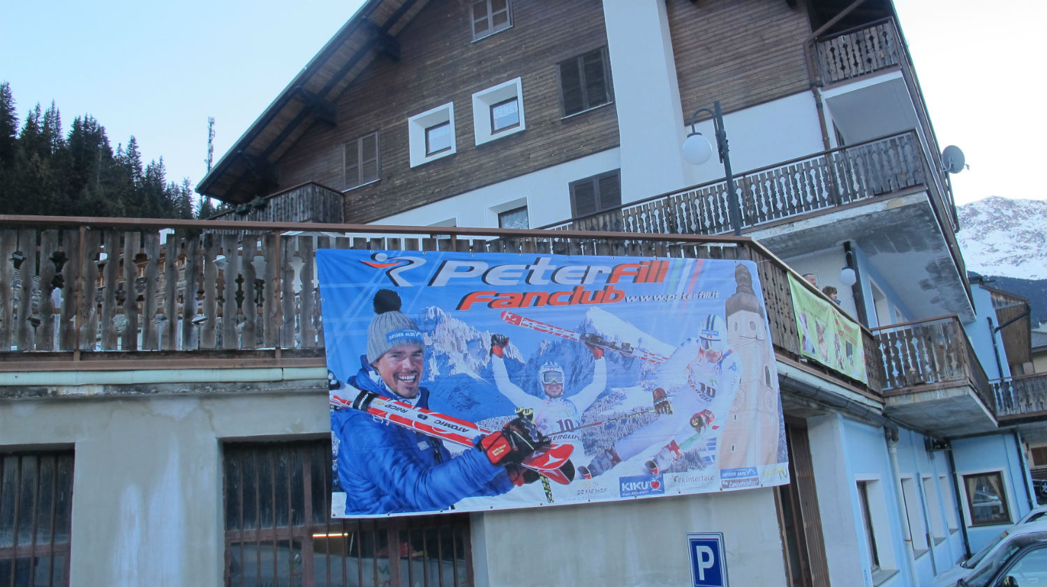 Lo striscione del Fan Club di Peter Fill ©Gabriele Pezzaglia