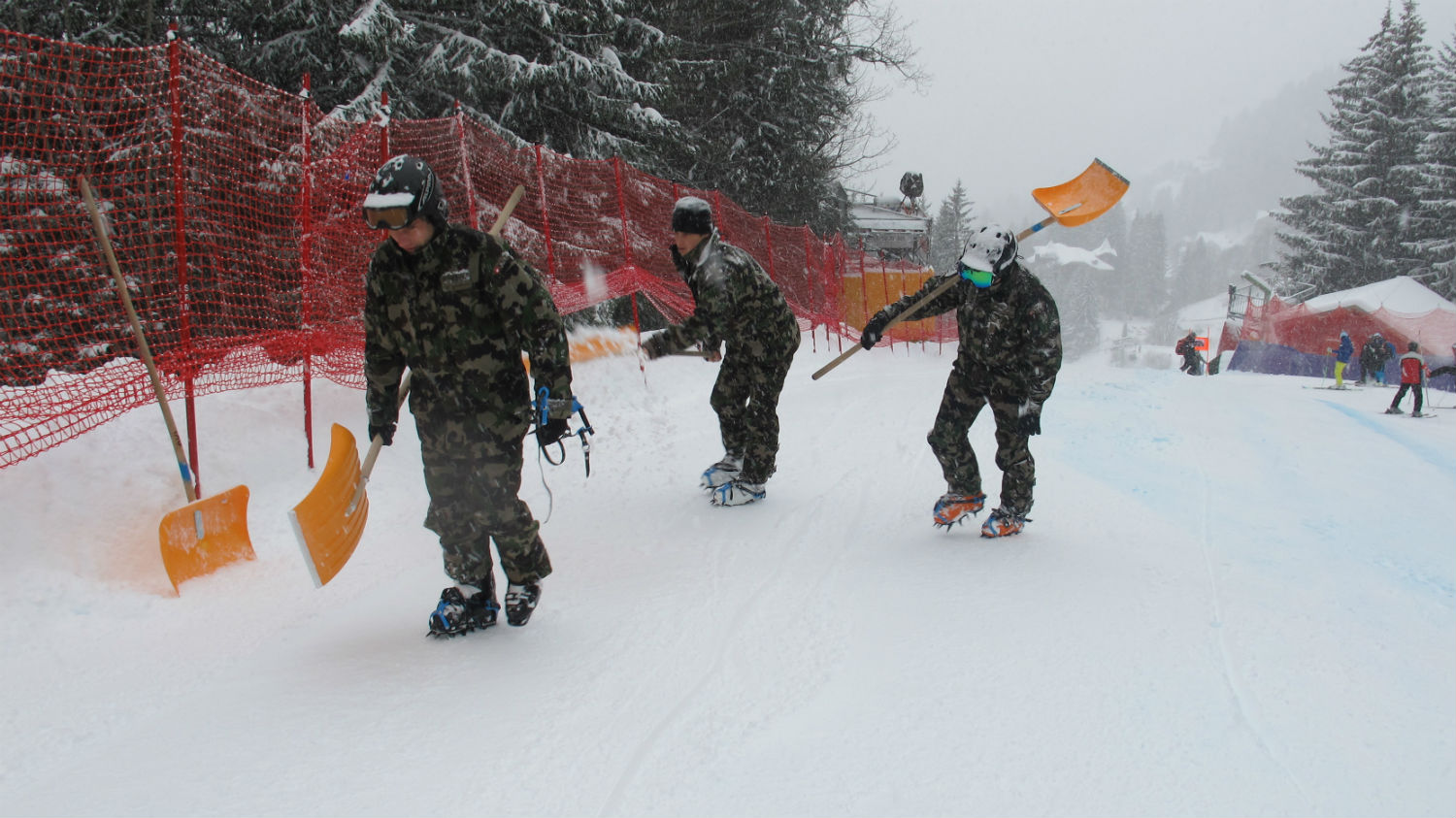 Anche l'esercito elvetico spala sul Lauberhorn ©Gabriele Pezzaglia
