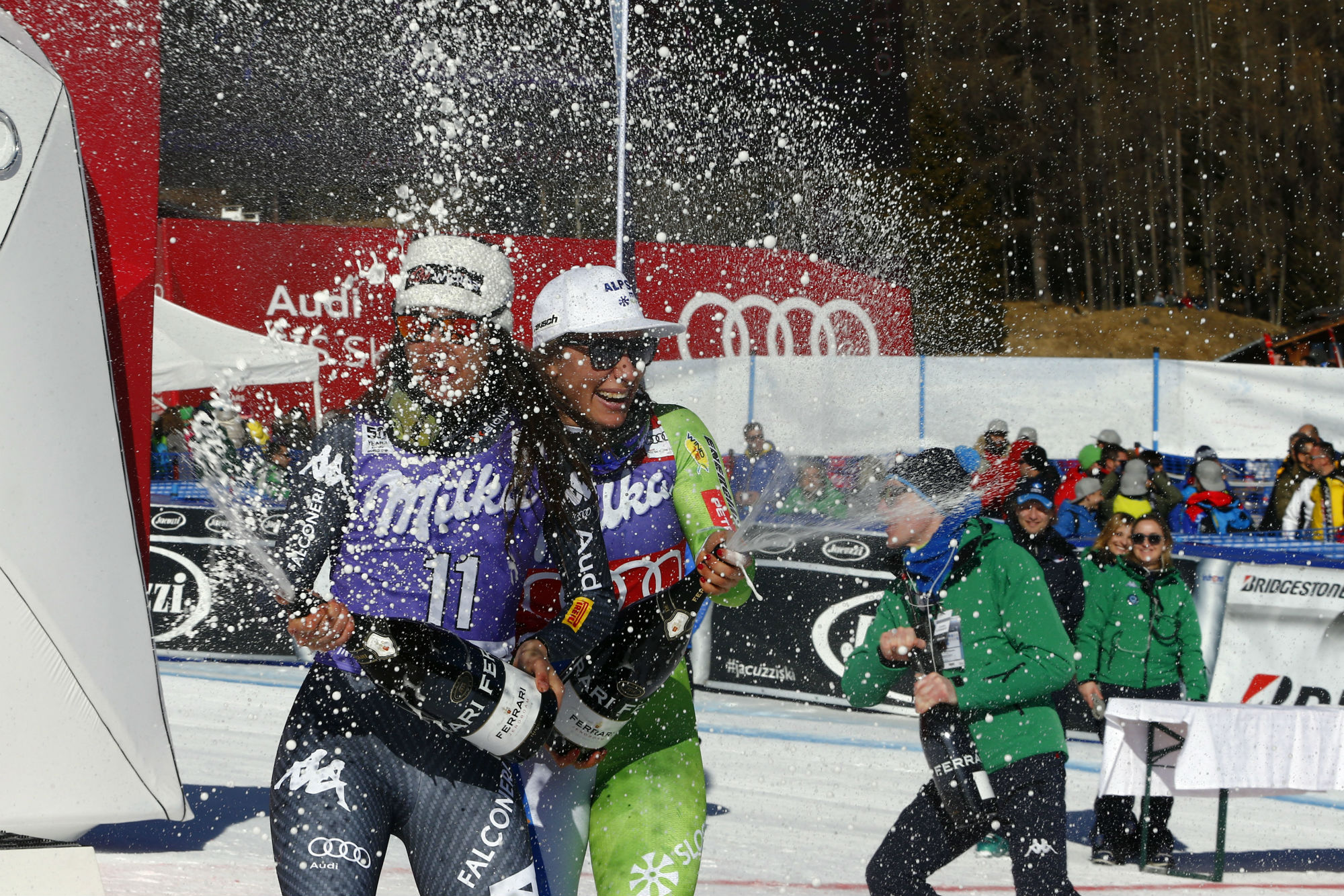 Goggia e Stuhec, tempo di spumante a Cortina (@Zoom agence)