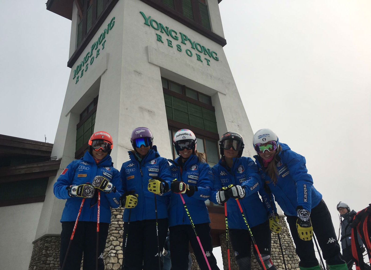 Da sinistra: Brignone, Curtoni, Bassino, Goggia e Marsaglia provano la pista che ospiterà il gigante olimpico a PyeongChang 2018 