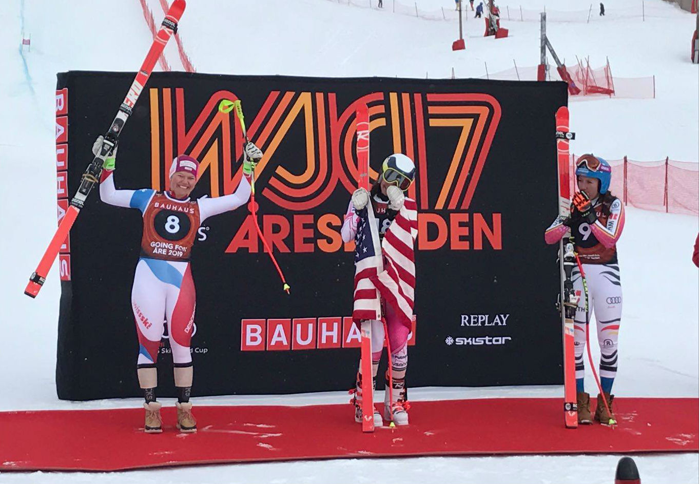 Da sinistra: Katja Grossmann, Alice Merryweather e Kira Weidle sul podio della discesa ai Mondiali jr. di Aare (@Pag. FB ufficiale Swiss Ski)