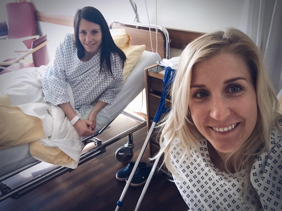 Mirjam Puchner ed Eva-Maria Brem in ospedale (@Pag. Fb ufficiale Brem)