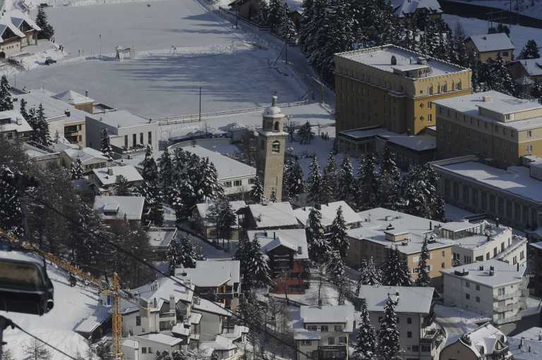 Nevica a St. Moritz, tutti in albergo. E le previsioni dicono ancora neve