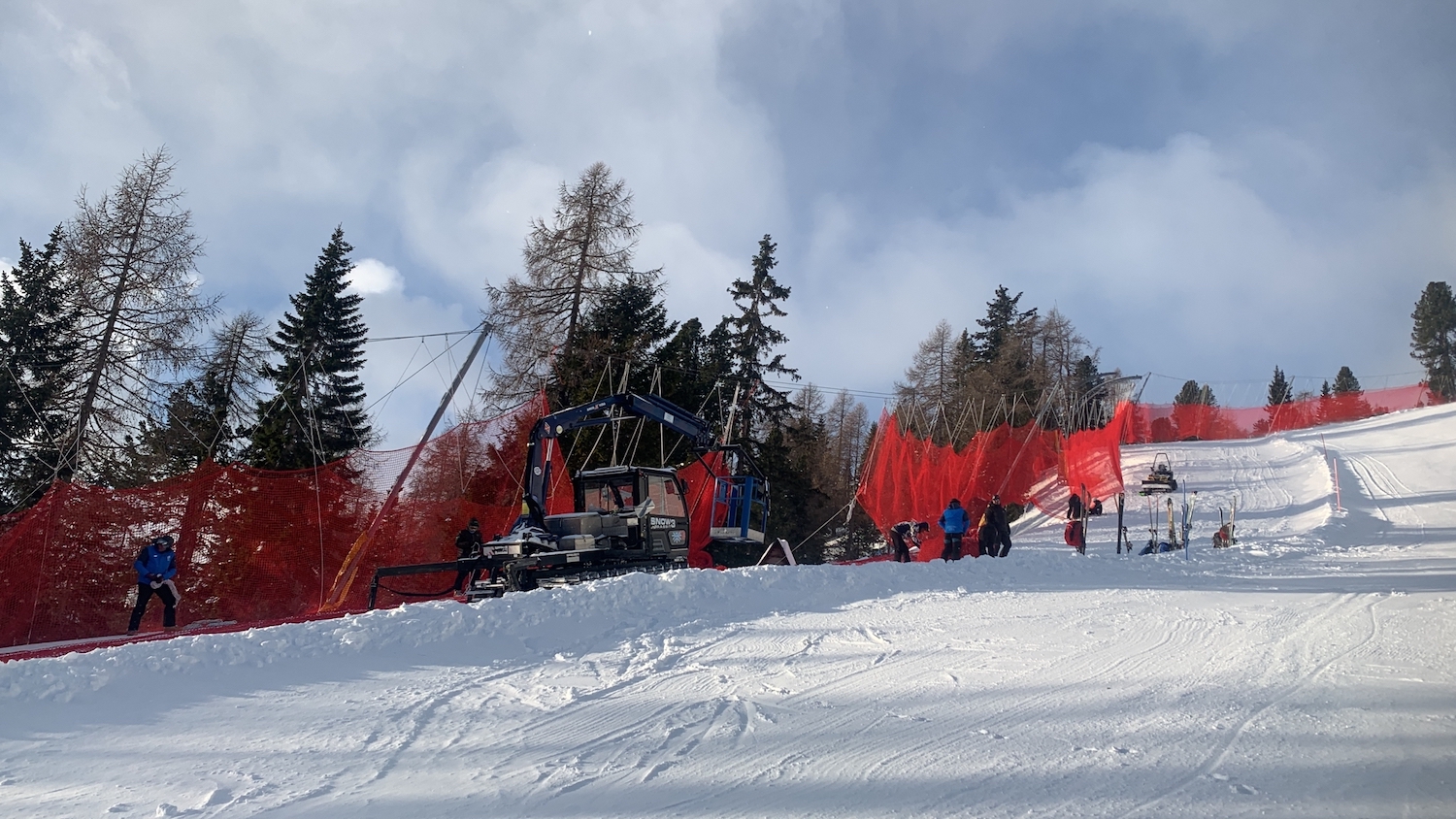 Oltre 50 persone rifiniscono l'Olympia delle Tofane lo spettacolo è