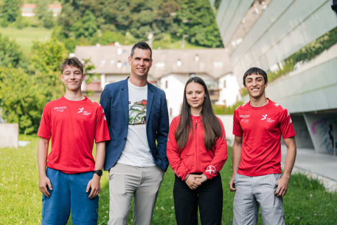 Florian Mahlknecht assieme ad alcuni ragazzi del liceo sportivo di Vipiteno