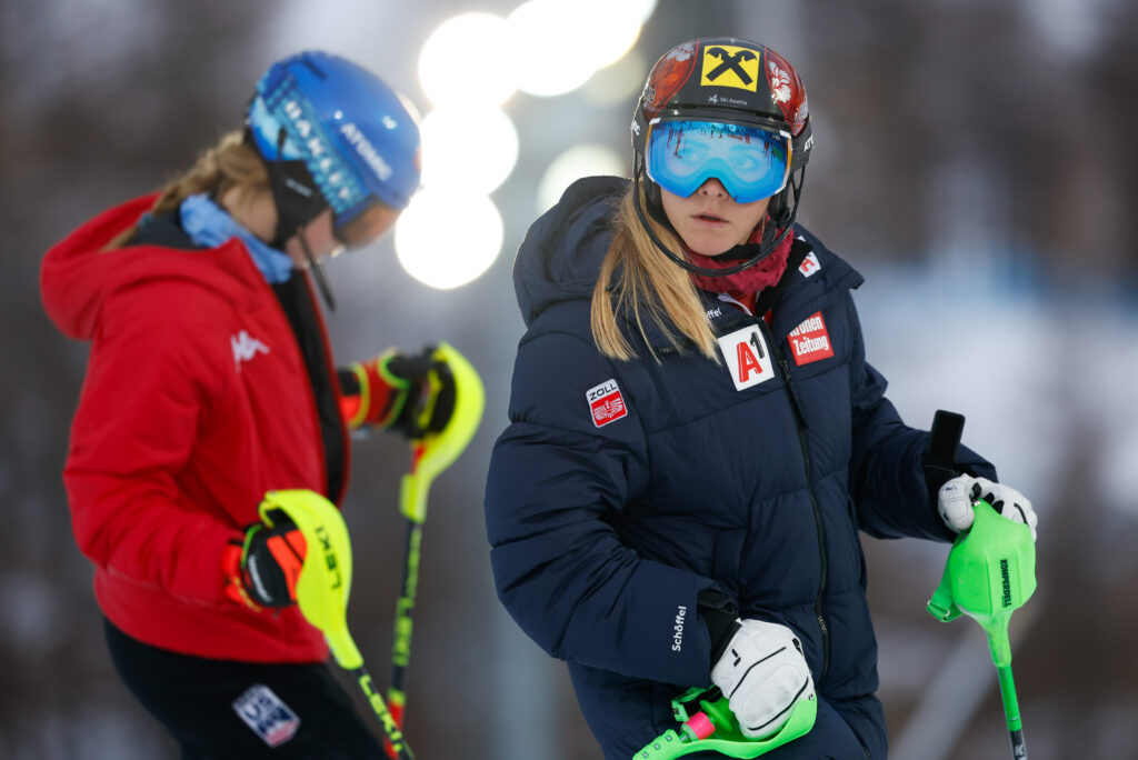 Katharina Gallhuber. Sullo sfondo, Mikaela Shiffrin