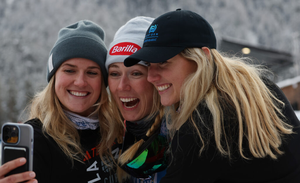 Paula Moltzan, Mikaela Shiffrin e Nina O’Brien 