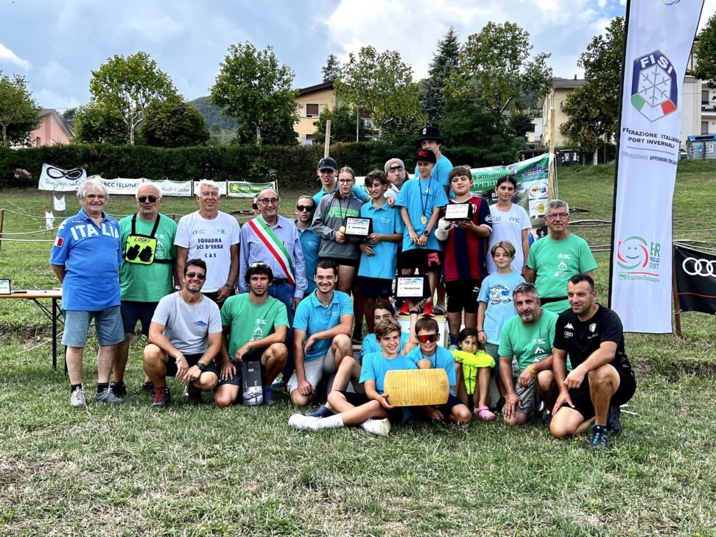 Foto di gruppo con atleti, staff organizzativo ed autorità
