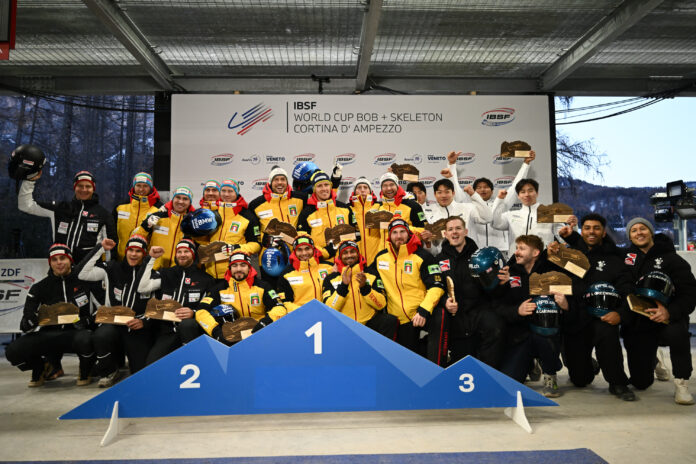 Il podio completo della prova del bob a 4 a Cortina © IBSF · Viesturs Lacis