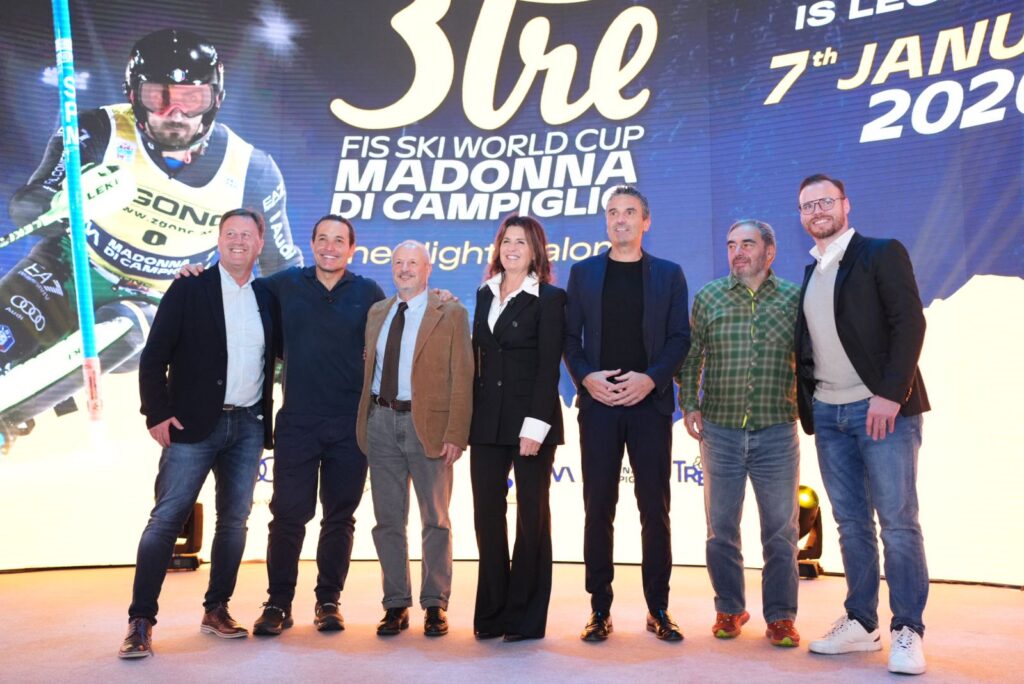 Foto di gruppo della presentazione milanese, si riconoscono tra gli altri Giorgio Rocca (secondo da sinistra), alla sua sinistra Lorenzo Conci, e poi primi due da destra, Giuliano Razzoli e Ivano Edalini