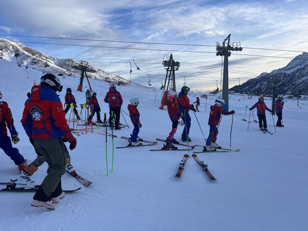 Gli atleti dello Sci Club Pontedilegno in allenamento sulle piste del Tonale