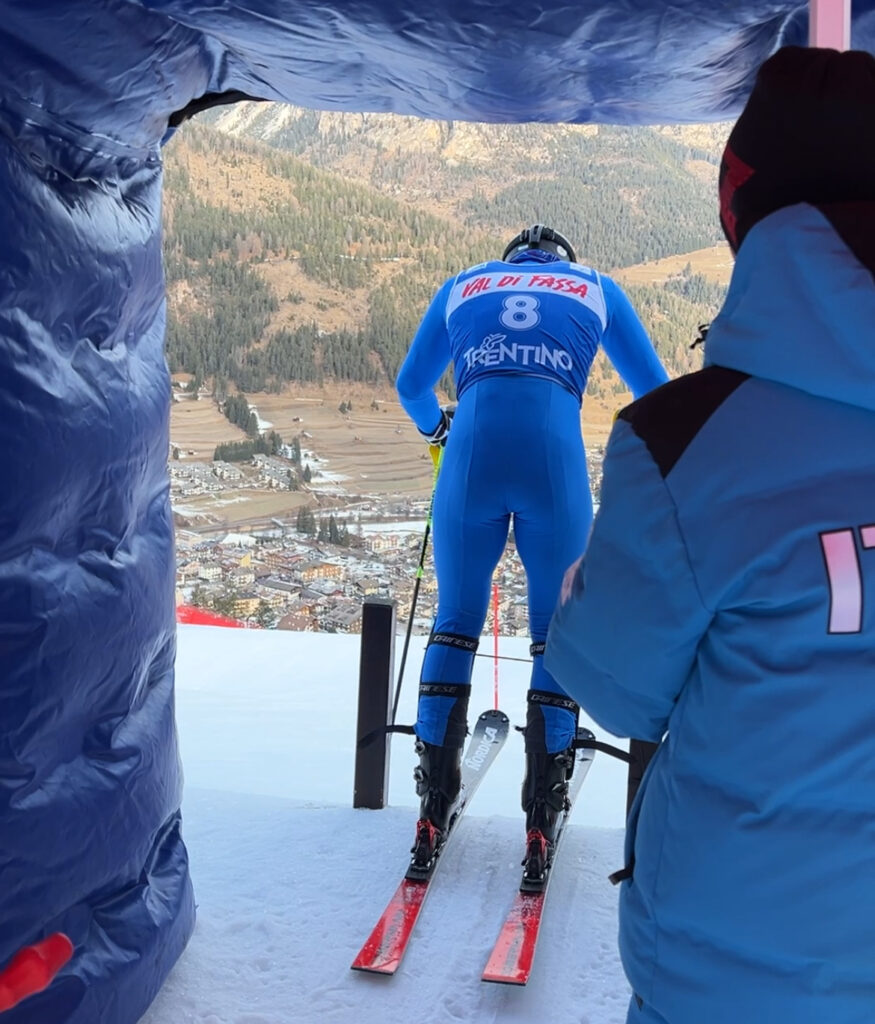 La partenza di Tommaso Saccardi nello slalom di Coppa Europa di Pozza di Fassa, il 20 dicembre 2025