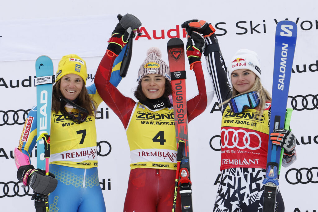 Sara Hector, Julia Scheib ed Alice Robinson sul podio a Mont Tremblant in gara 2 ©Agence Zoom