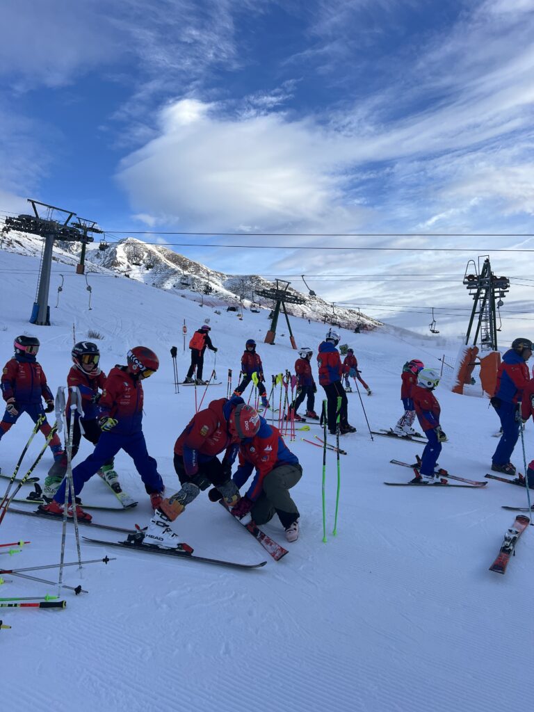Gli atleti dello Sci Club Pontedilegno in allenamento sulle piste del Tonale