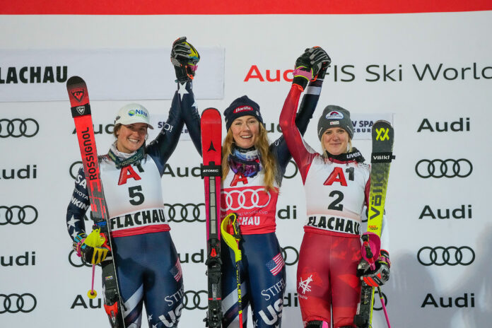 Moltzan, Shiffrin, Truppe sul podio a Flachau ©Agence Zoom