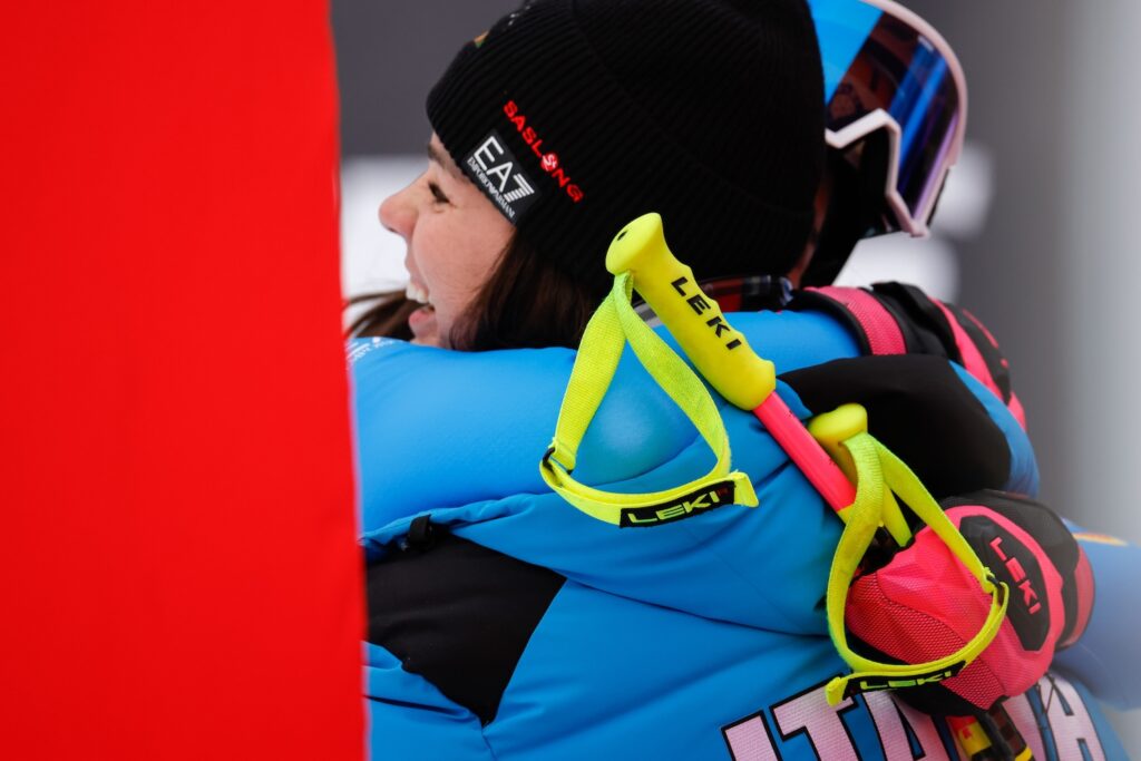 L'abbraccio tra Nicol e Nadia Delago