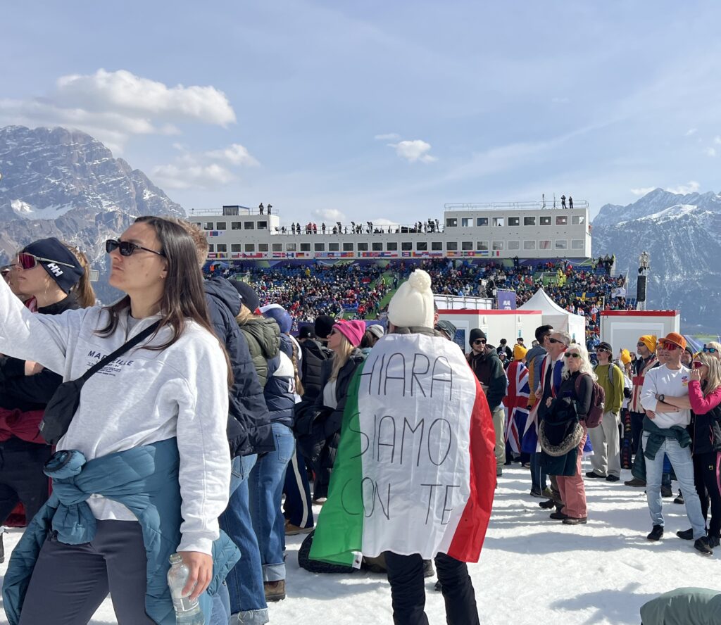 Un tifoso di Chiara Mazzel a Cortina, lunedì 9 marzo