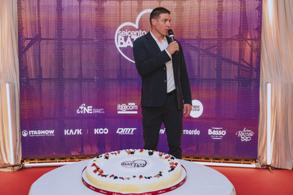 Mattia Casse durante la cena di beneficenza