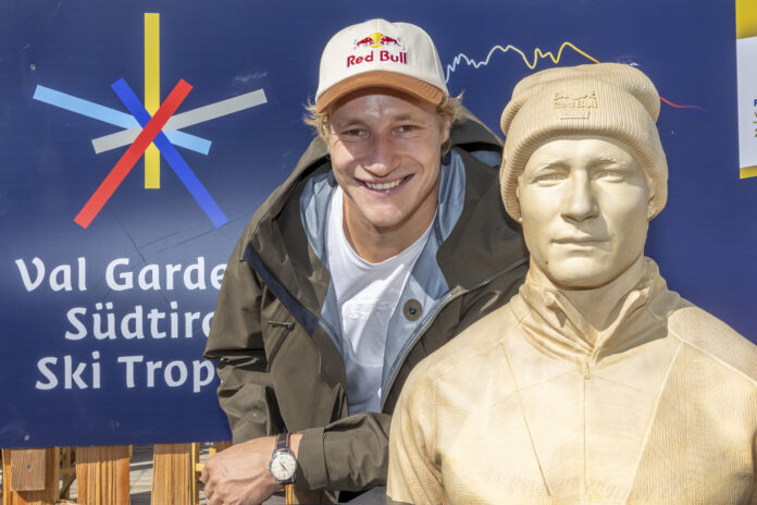 Marco Odermatt con il trofeo